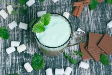 Nane şurubu ile latte