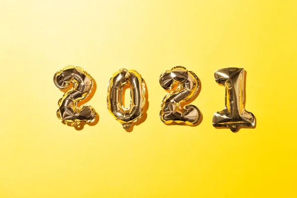 2021 Gold Balloons Yellow Paper Background Christmas New Year Festive — Stock Photo, Image