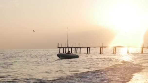 Belek Eylül Türkiye Akdeniz Şişme Motorlu Tekne Sahilden Denize Açılıyor — Stok video