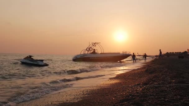 9月在土耳其的Belek 地中海可充气汽艇从海滩出发航行 日落时间 — 图库视频影像