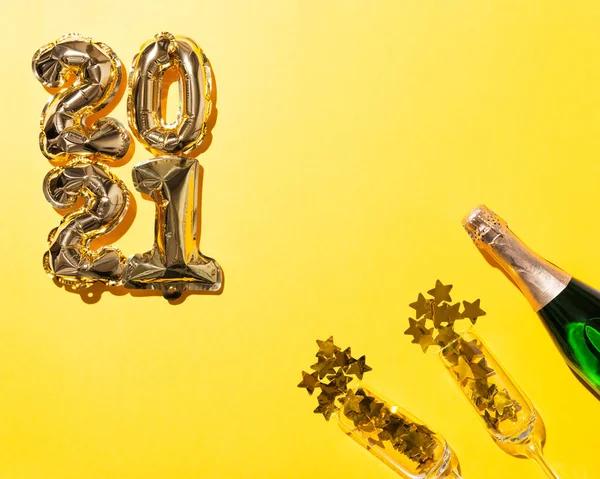 2021 Altın Balon Şampanya Şişesi Altın Yıldızlı Flüt Bardakları Sarı — Stok fotoğraf