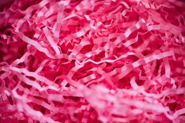 Parçalanmış pembe kağıt paketleme malzemesi dokusu. Kopyalama alanı için arkaplan