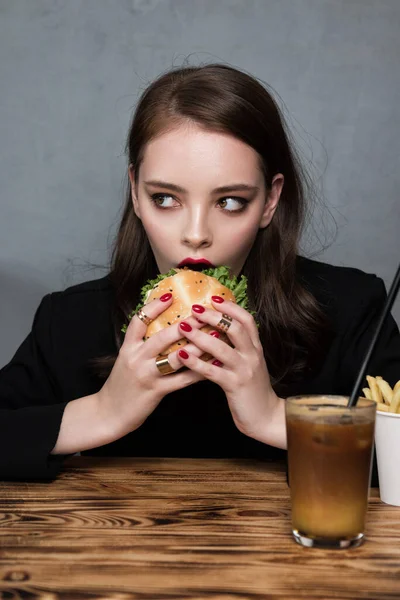 Okouzlující Žena Perfektní Módní Červenou Manikúrou Make Jíst Burger Hranolky — Stock fotografie