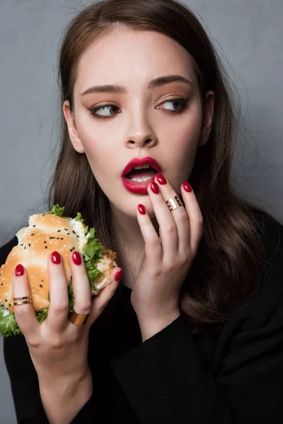 Mujer Glamour Con Una Manicura Roja Moda Perfecta Maquillaje Comiendo — Foto de Stock