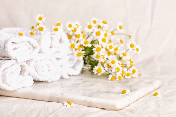 Podium Voor Reclame Voor Cosmetische Producten Handdoeken Met Kamille Bloemen — Stockfoto