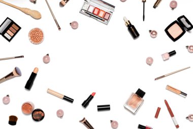 Beyaz arkaplanda dekoratif kozmetik ve makyaj araçları