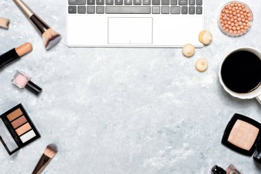 Mermer arka planda dekoratif kozmetik ve makyaj araçları