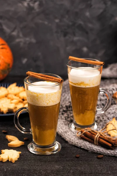 Abóbora Doce Latte Picante Com Biscoitos Outono Canela Xadrez Malha — Fotografia de Stock