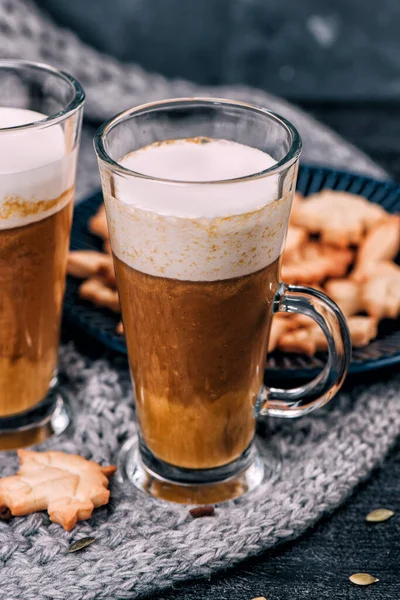 Abóbora Doce Latte Picante Com Biscoitos Outono Canela Xadrez Malha — Fotografia de Stock