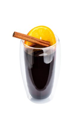 Beyaz arka planda izole edilmiş limon ve tarçın çubuklu çay. İçki menüsü konsepti