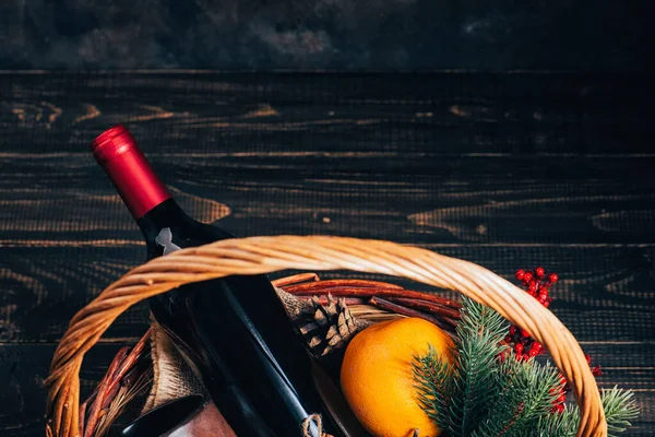 Bottiglia Vino Rosso Nel Cesto Regalo Natale Vino Rimuginato Con — Foto Stock