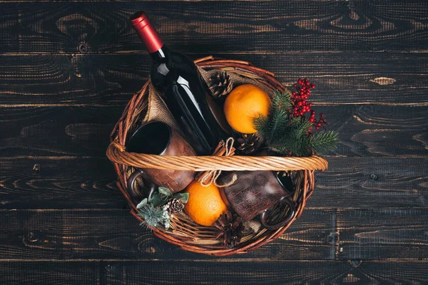 Fles Rode Wijn Kerstpakket Glühwein Met Sinaasappels Kopjes Dennenboom Ornamenten — Stockfoto