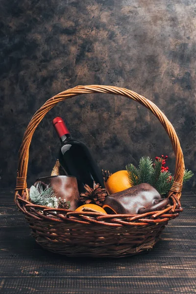 Bottle Red Wine Christmas Gift Basket Mulled Wine Oranges Cups — Stock Photo, Image