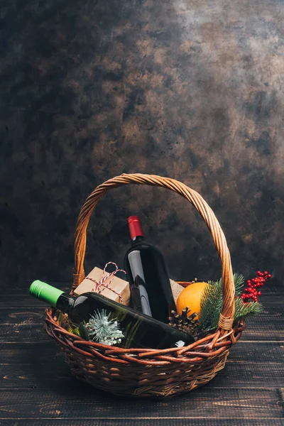 Bottles Red White Wine Christmas Gift Basket Mulled Wine Oranges — Stock Photo, Image