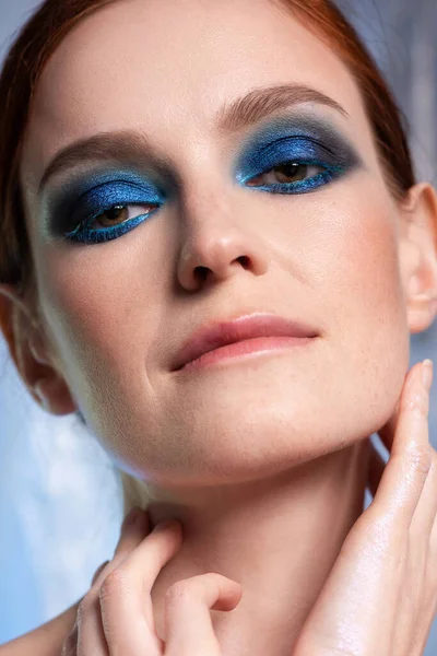 Retrato Moda Belleza Mujer Pelirroja Con Ojos Azules Ahumados Maquillaje —  Fotos de Stock