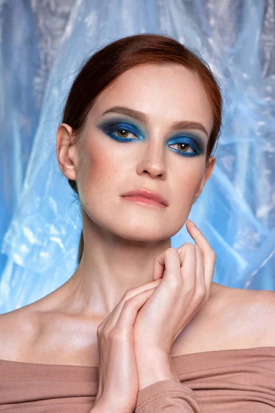 Retrato Moda Belleza Mujer Pelirroja Con Ojos Azules Ahumados Maquillaje —  Fotos de Stock