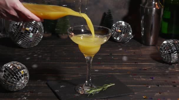 Despejar sumo de laranja numa taça de champanhe. Ano Novo — Vídeo de Stock