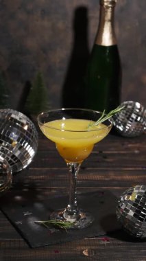 Portakal suyu ve şampanyalı Mimosa kuyruklu. Yeni Yıl