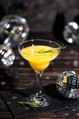 Portakal suyu ve şampanyalı Mimosa kuyruklu. Yeni Yıl