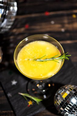 Portakal suyu ve şampanyalı Mimosa kuyruklu. Yeni Yıl