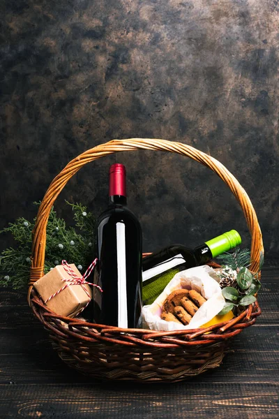 Bottles of red and white wine in Christmas basket. — Stock Photo, Image
