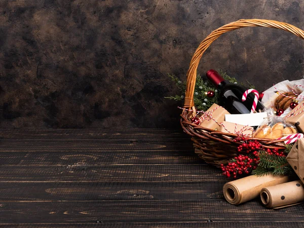 Botella de vino tinto en cesta de Navidad. — Foto de Stock