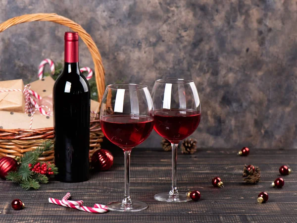Bottiglie di vino rosso e cestino di Natale. — Foto Stock
