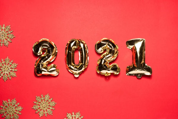 Arany karácsonyfa díszek és hópelyhek dekoráció és 2021 — Stock Fotó