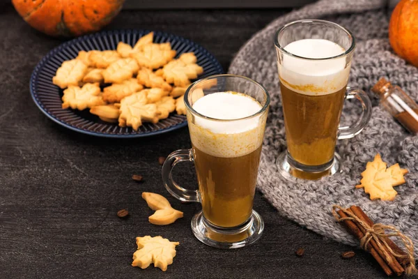 Latte picante doce de abóbora com biscoitos de outono — Fotografia de Stock