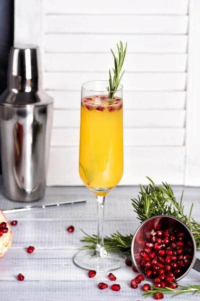 Coctail Mimosa com sumo de laranja e champanhe. Ano Novo — Fotografia de Stock