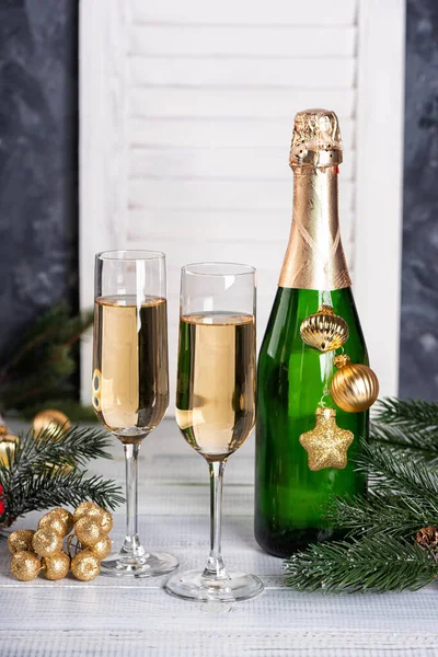 Botella y copas de champán. Año Nuevo — Foto de Stock