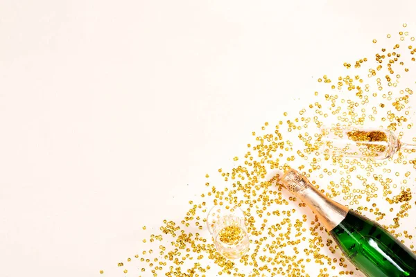 Bottiglia di champagne verde con confetti d'oro e ornamenti natalizi — Foto Stock