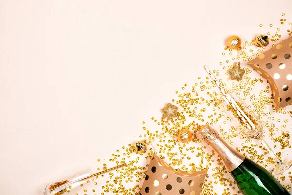 Πράσινο μπουκάλι σαμπάνια με χρυσά κομφετί και χριστουγεννιάτικα στολίδια — Φωτογραφία Αρχείου