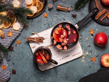 Yılbaşı kompozisyonu ve sıcak şarap.