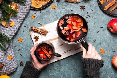 Yılbaşı kompozisyonu ve sıcak şarap.