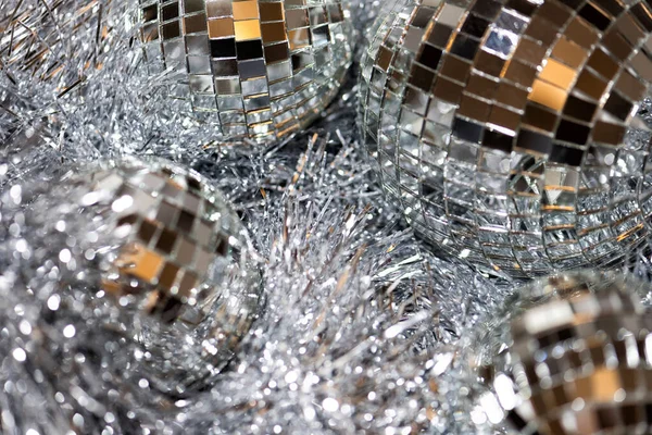 Kerst achtergrond met zilveren koord en spiegel disco ballen — Stockfoto