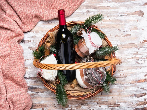Cesto regalo di Natale con bottiglia di vino rosso e mix di biscotti — Foto Stock