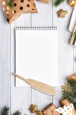 Noel hediye kutuları ve ambalaj kağıtları altın renginde