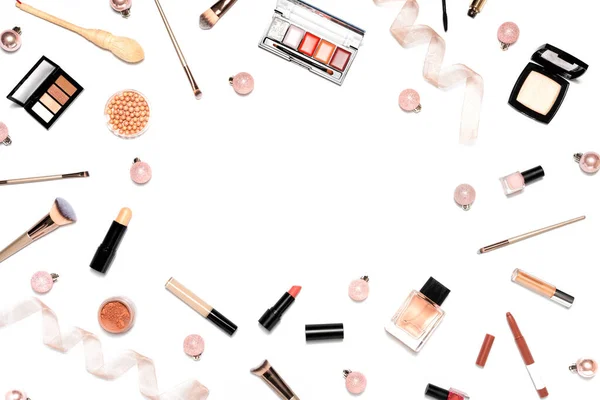 Cosmétiques décoratifs et outils de maquillage sur fond blanc — Photo