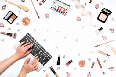 Dizüstü bilgisayarda yazı yazan kadın elleri. Dekoratif kozmetik