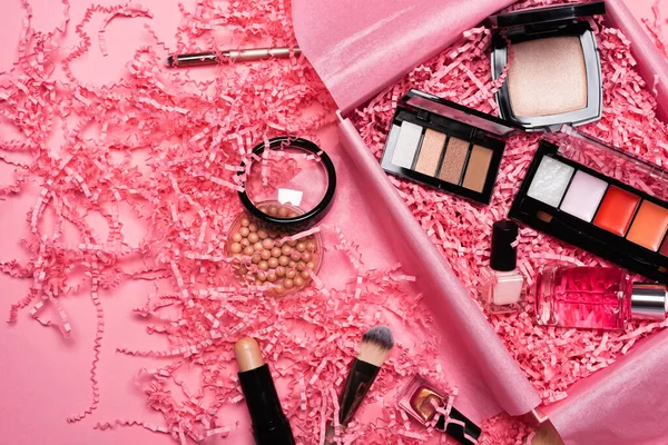 Beauty box con cosmetici per il trucco riempiti con carta rosa triturata — Foto Stock