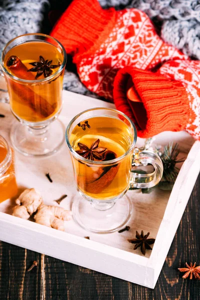 Copo de vidro de chá de gengibre quente com limão e mel — Fotografia de Stock