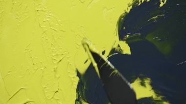 2021 yılının renkleri aydınlatıcı ve gri. Sarı ve nihai