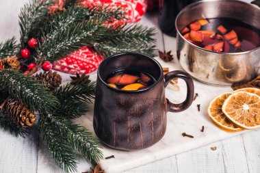 Yılbaşı kompozisyonu ve sıcak şarap.