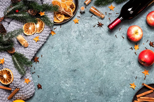 Composizione natalizia invernale con vin brulè — Foto Stock