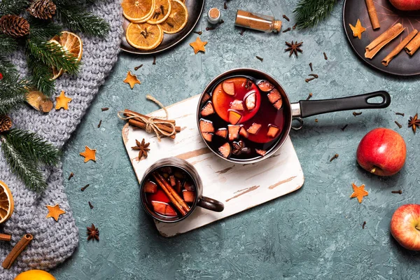 Winterliche Weihnachtskomposition mit Glühwein — Stockfoto