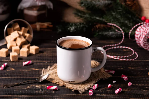 Copa de chocolate caliente en la mesa de madera oscura. — Foto de Stock