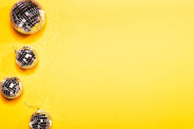 Sarı kağıtta disko toplarını yansıt.