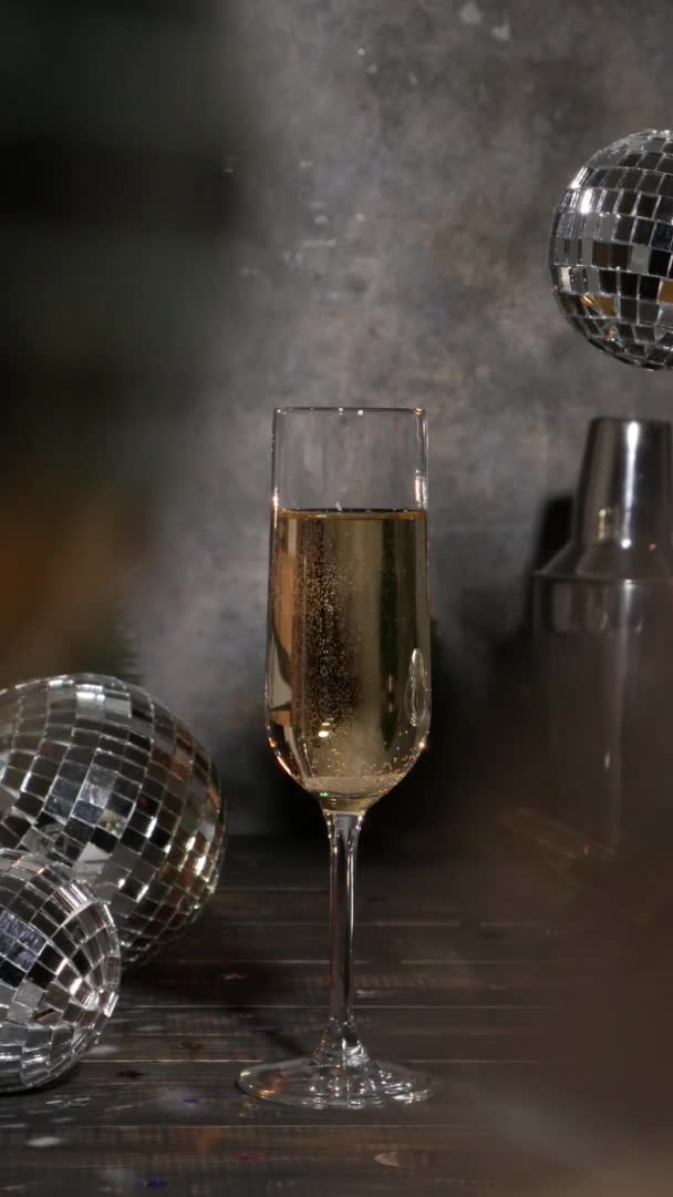 Karanlık Masada Bir Bardak Şampanya Aynalı Disko Toplarıyla Yeni Yıl — Stok video