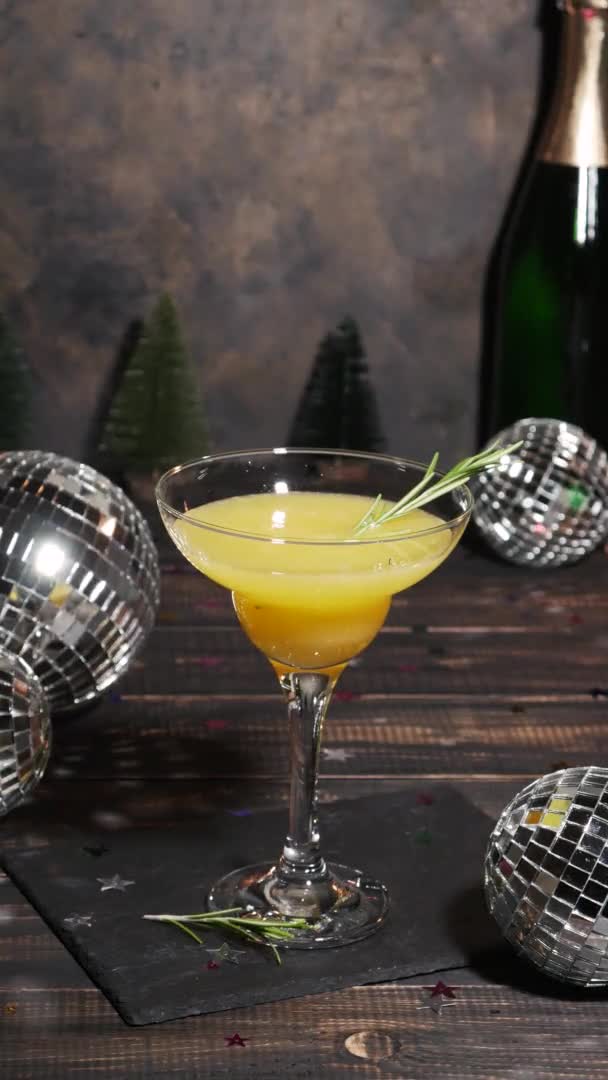 Nalít Pomerančový Džus Sklenice Šampaňského Nový Rok Nebo Narozeninová Oslava — Stock video